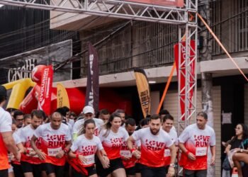 LOVE RUN: corrida com casais algemados movimenta Cabo Frio; veja como participar