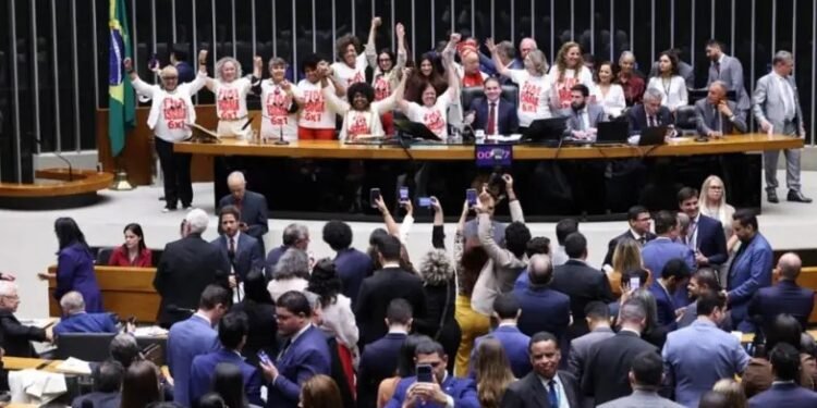 Aprovado fim da escala 6×1 pelos deputados federais; entenda o que acontece agora