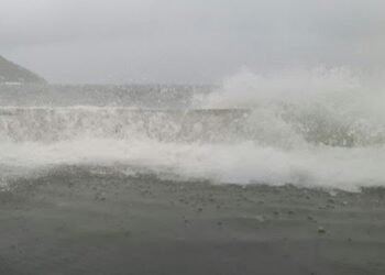 Frente fria derruba temperaturas na Costa do Sol; ondas pode chegar a 4 metros