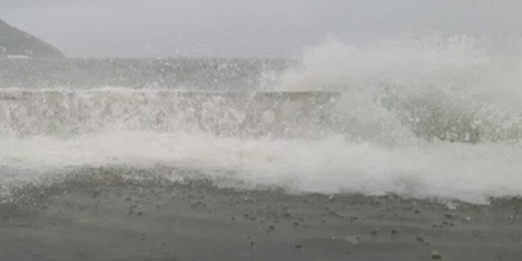 Frente fria derruba temperaturas na Costa do Sol; ondas pode chegar a 4 metros