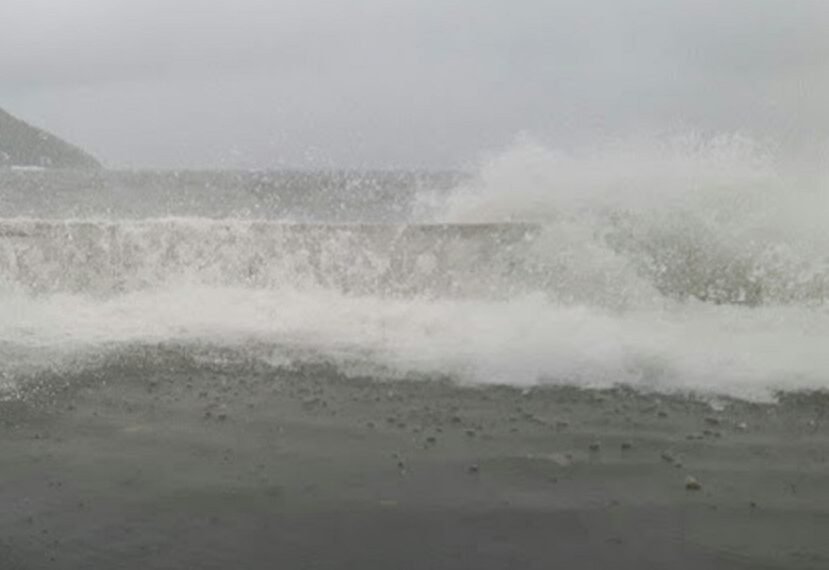 Frente fria derruba temperaturas na Costa do Sol; ondas pode chegar a 4 metros