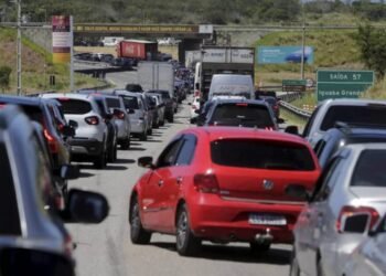 Feriado deve intensificar trânsito na RJ-124; domingo terá maior fluxo na volta