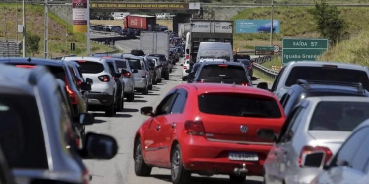 Feriado deve intensificar trânsito na RJ-124; domingo terá maior fluxo na volta
