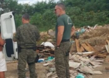 Morador é flagrado jogando lixo no entorno do valão em Rio das Ostras; caso vai parar na delegacia