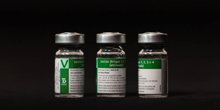 Vacina contra a dengue é suspensa após reações adversas