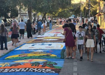 Tapetes de sal, procissão e show marcam Corpus Christi em Macaé