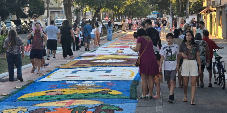 Tapetes de sal, procissão e show marcam Corpus Christi em Macaé