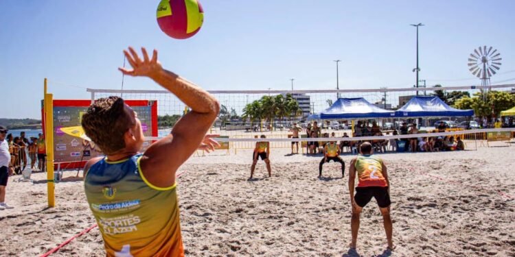 Festival de Vôlei de Praia reúne atletas na Orla da Praia do Centro neste domingo (14) em São Pedro da Aldeia