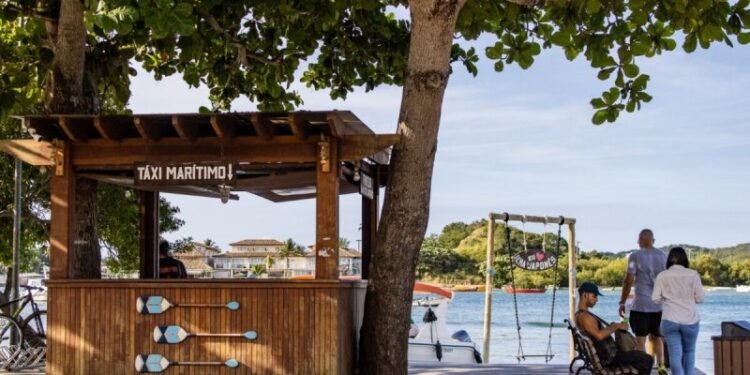Táxi marítimo é nova alternativa de travessia entre bairros de Cabo Frio; valor é R$ 7 por passageiro