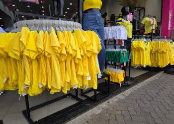 Copa do Mundo já movimenta comércio e colore vitrines de verde e amarelo na região