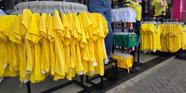 Copa do Mundo já movimenta comércio e colore vitrines de verde e amarelo na região