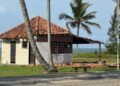 Quiosques de Barra de São João começam a ser desocupados; demolição está prevista ainda para este mês