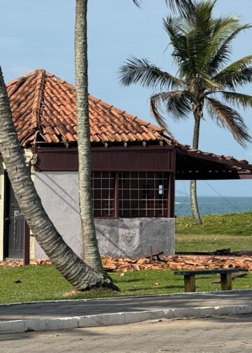 Quiosques de Barra de São João começam a ser desocupados; demolição está prevista ainda para este mês