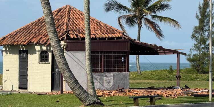 Quiosques de Barra de São João começam a ser desocupados; demolição está prevista ainda para este mês