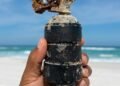 Granada com pino é encontrada na areia da praia em Arraial do Cabo; autoridades são acionadas