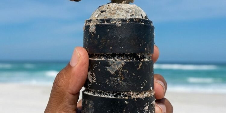 Granada com pino é encontrada na areia da praia em Arraial do Cabo; autoridades são acionadas
