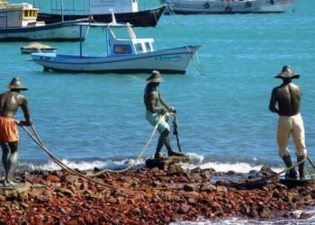 Festa dos Pescadores 2026 agita domingo (28) em Búzios; Samba Búzios é uma das atrações