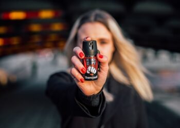 Alerj aprova uso do spray de pimenta e eletrochoque para autodefesa feminina