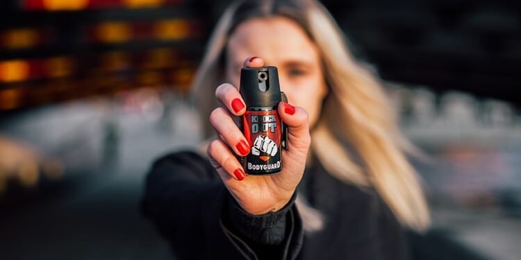 Alerj aprova uso do spray de pimenta e eletrochoque para autodefesa feminina