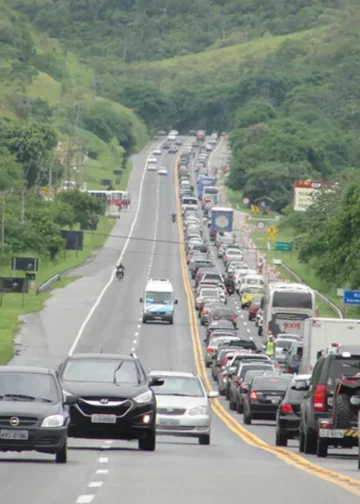 Mais de 700 mil veículos devem passar pelas rodovias da Costa do Sol no feriado