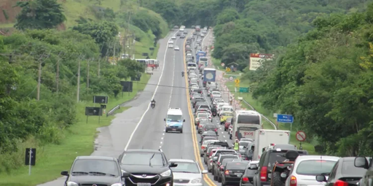 Mais de 700 mil veículos devem passar pelas rodovias da Costa do Sol no feriado