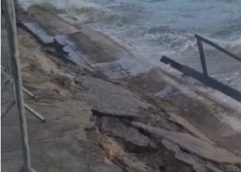Força do mar derruba muro de contenção na Boca da Barra, em Rio das Ostras