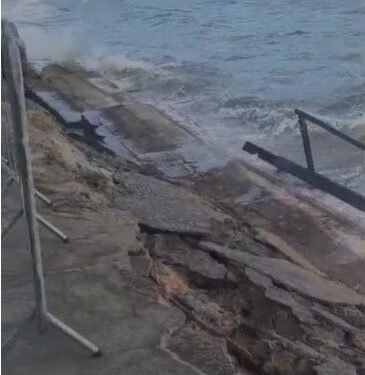 Força do mar derruba muro de contenção na Boca da Barra, em Rio das Ostras