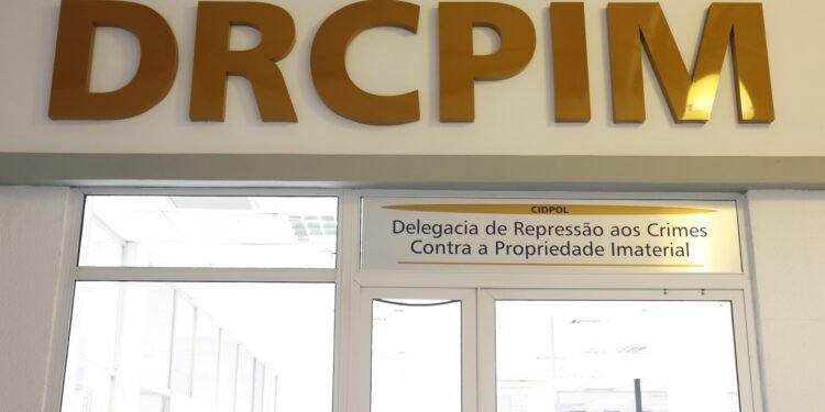 Enfermeira e estudante de Direito são investigados por venda de medicamento falso contra câncer no RJ