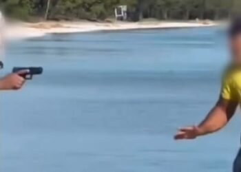 Discussão termina com homem apontando arma na Praia da Arubinha, em Arraial do Cabo
