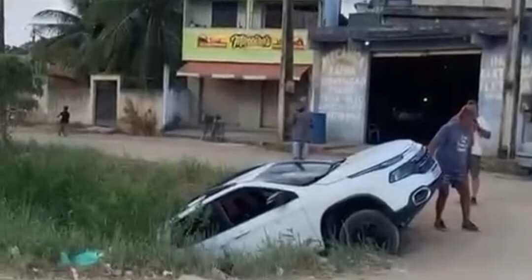 Carro cai no Valão de Medeiros em Rio das Ostras