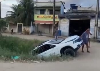 Carro cai no Valão de Medeiros em Rio das Ostras