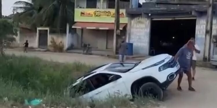 Carro cai no Valão de Medeiros em Rio das Ostras