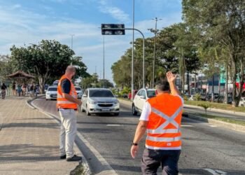 Rio das Ostras coloca novos colaboradores nas ruas para atuar no trânsito; Prefeitura não explica origem da equipe