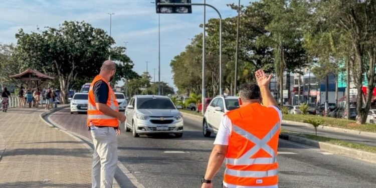Rio das Ostras coloca novos colaboradores nas ruas para atuar no trânsito; Prefeitura não explica origem da equipe