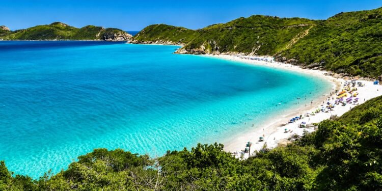 Arraial do Cabo entra para ranking das 50 praias mais bonitas do mundo em 2026; veja lista