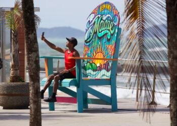 Macaé ganha cadeira gigante à beira-mar e novo cenário para fotos divertidas