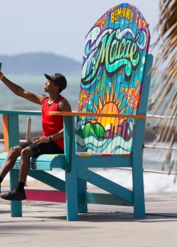 Macaé ganha cadeira gigante à beira-mar e novo cenário para fotos divertidas