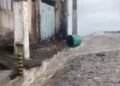 Ressaca faz ondas invadirem casas na Fronteira, em Macaé