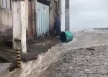 Ressaca faz ondas invadirem casas na Fronteira, em Macaé