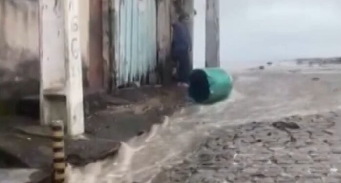 Ressaca faz ondas invadirem casas na Fronteira, em Macaé