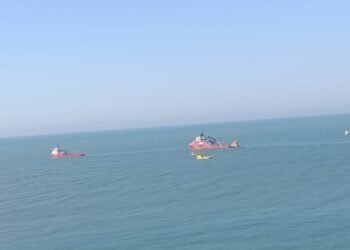 Rebocador encalhado desde maio começa a ser retirado da Praia Campista, em Macaé