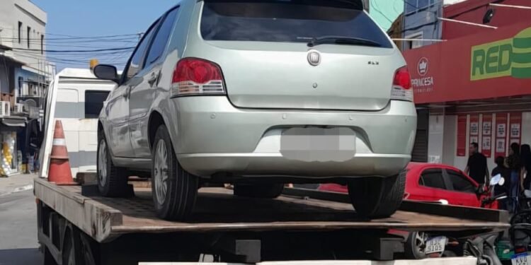 Carro de “lotada” é apreendido em Arraial do Cabo
