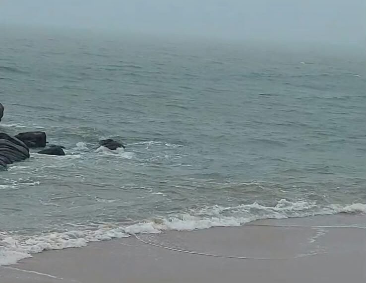 Semana começa com chuva e friozinho na Costa do Sol; Marinha prevê ressaca