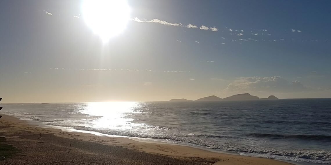 Sol aparece em meio a alerta de tempestade na região
