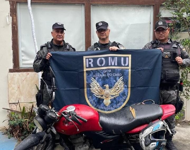 Ação rápida recupera moto furtada na Praia dos Anjos, em Arraial do Cabo; veículo estava estacionado