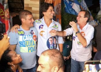 Eduardo Paes e Rodrigo da Aposentadoria participam de caminhada em Rio das Ostras