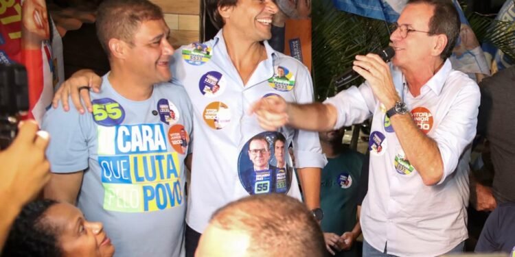 Eduardo Paes e Rodrigo da Aposentadoria participam de caminhada em Rio das Ostras