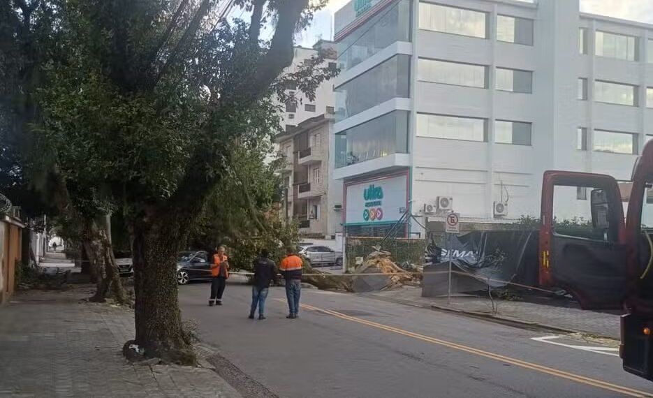Rajadas de 109 km/h atingem litoral de SP; Rio segue em alerta para ventos fortes