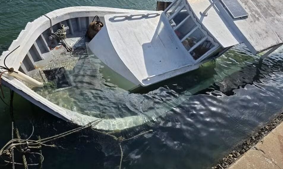 Barco afunda no Canal do Itajuru; vistoria não aponta danos ambientais, em Cabo Frio