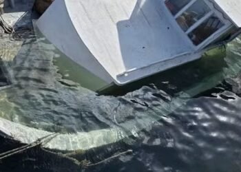 Barco afunda no Canal do Itajuru; vistoria não aponta danos ambientais, em Cabo Frio